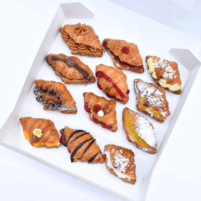 Caja de mini croissants glaseados lista para servir
