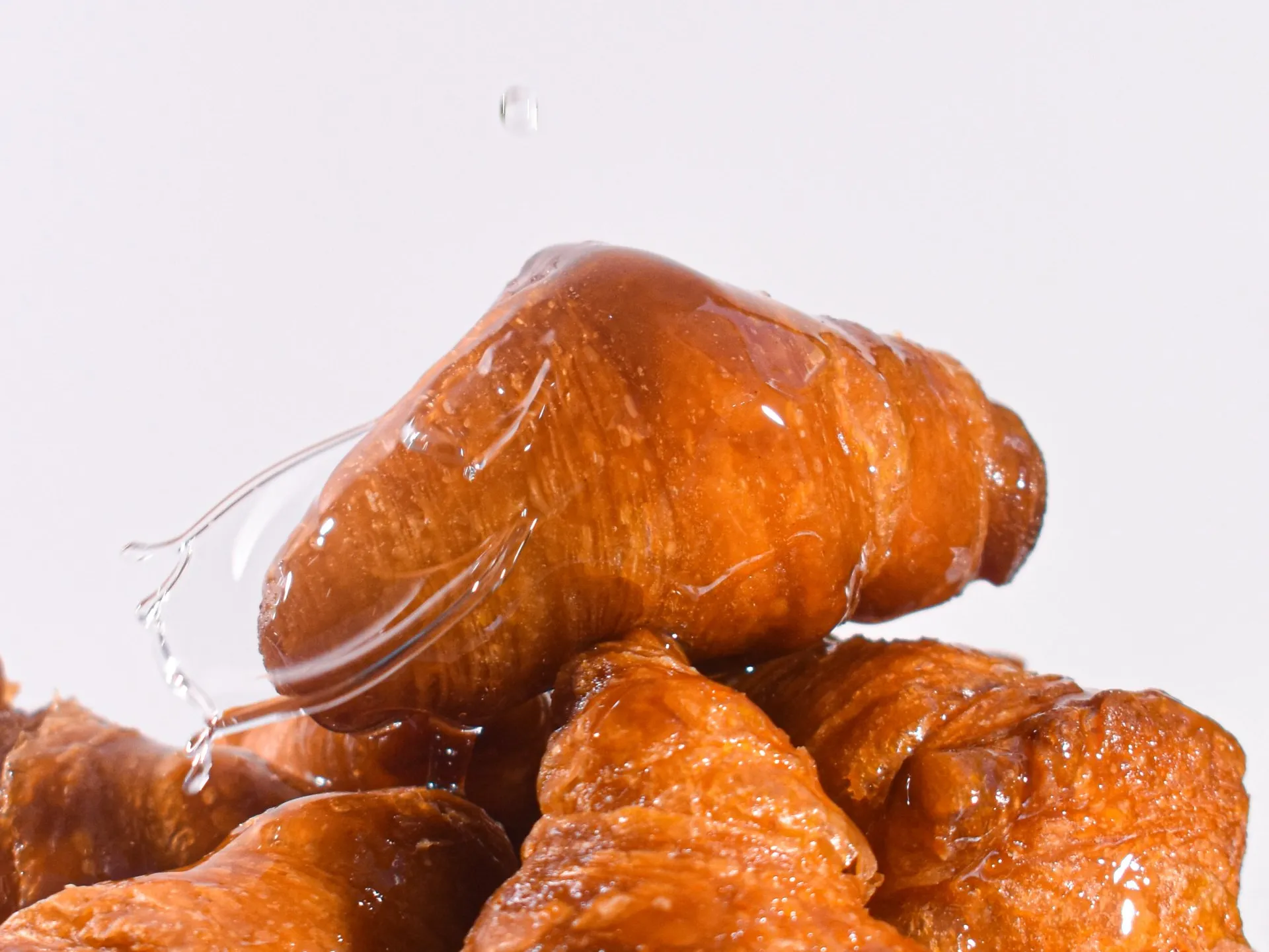 Croissants glaseados en primer plano, con brillo de miel