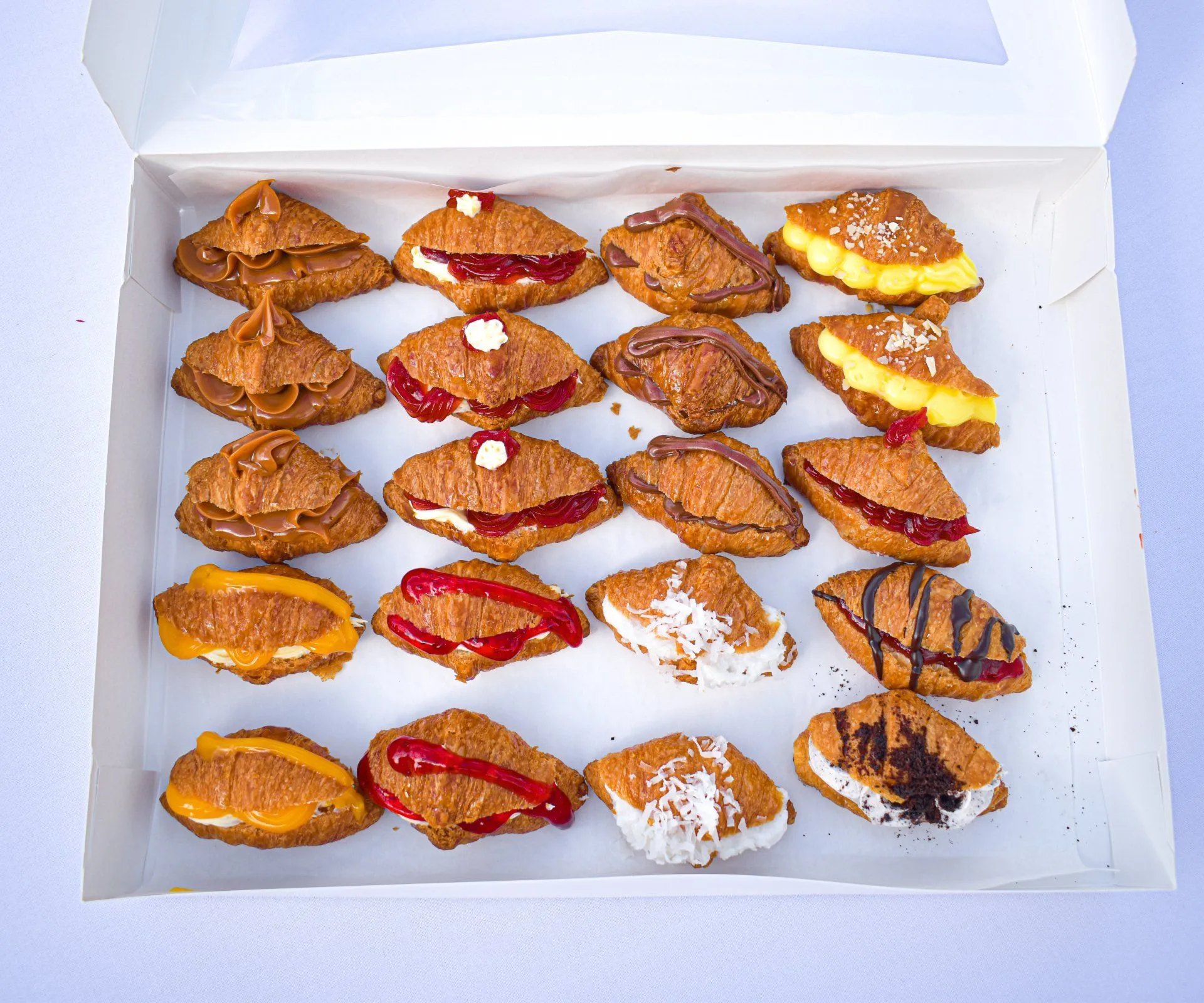 Variedad de mini croissants dulces con distintos toppings