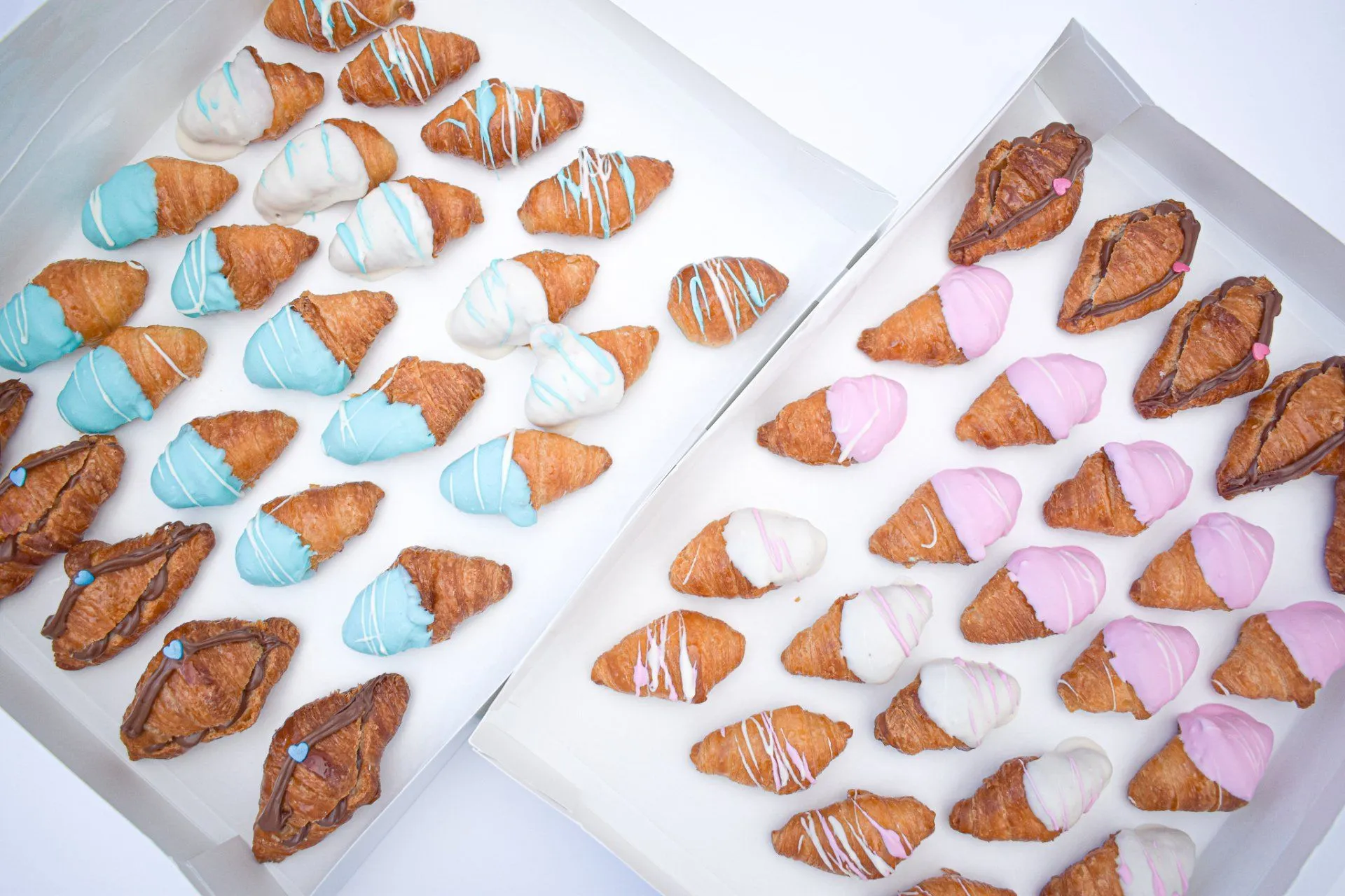 Mini croissants glaseados en tonos rosa y azul para gender reveal