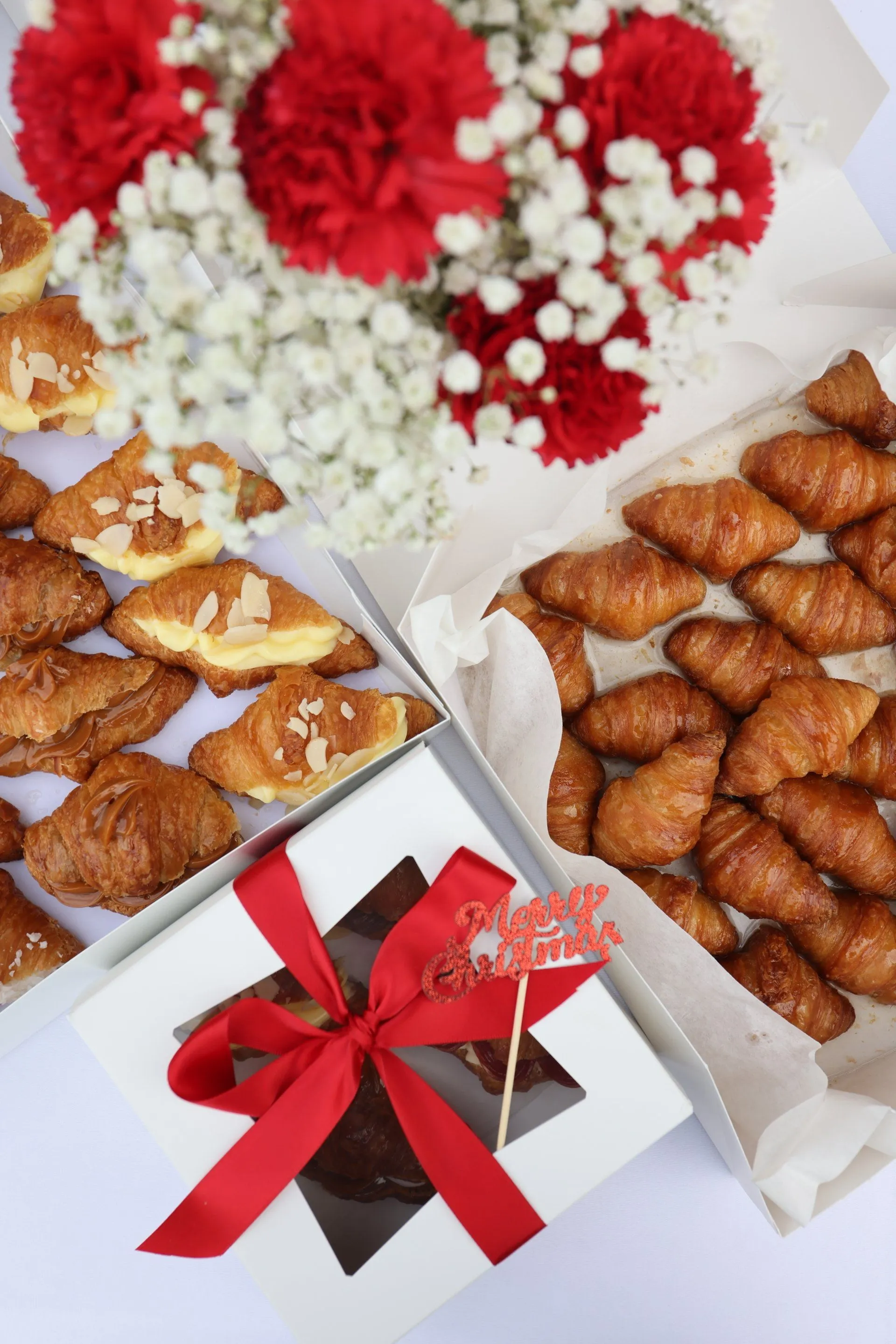Bandeja de croissants para regalo, con lazo y flores