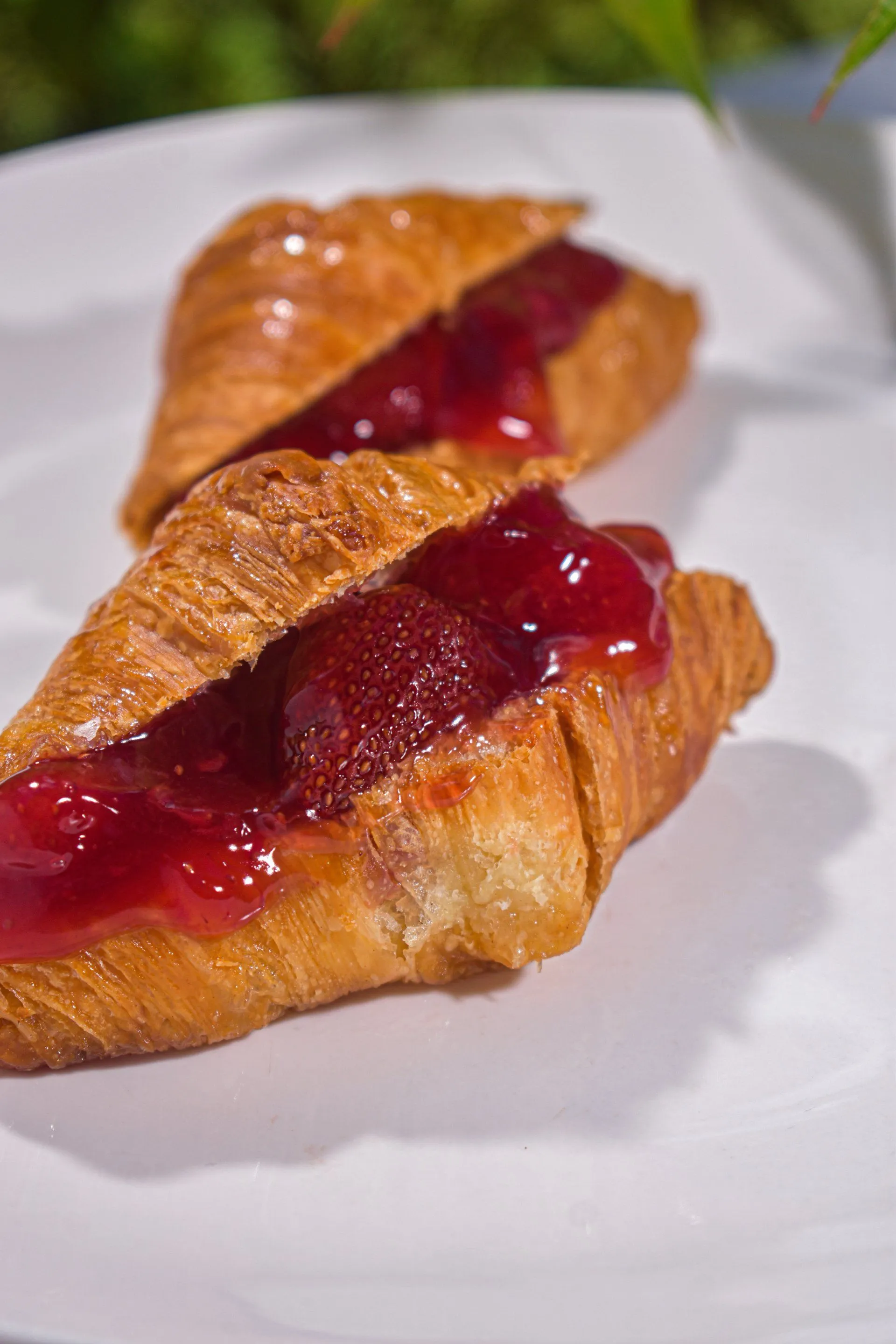 Croissants rellenos de fresa, primer plano