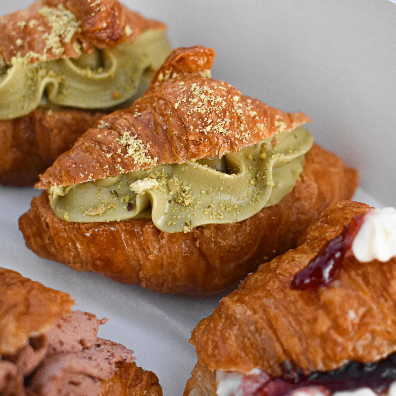 Croissant relleno con crema de pistacho, corte al centro