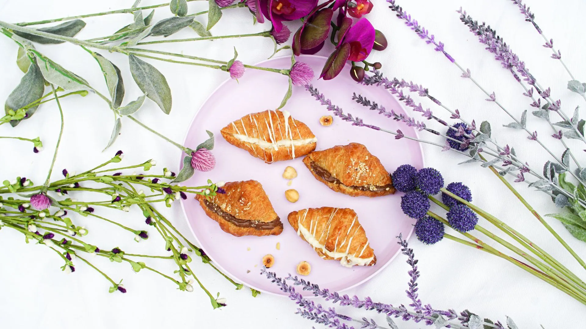 Mini croissants rellenos de Nutella y avellanas, decorados con flores