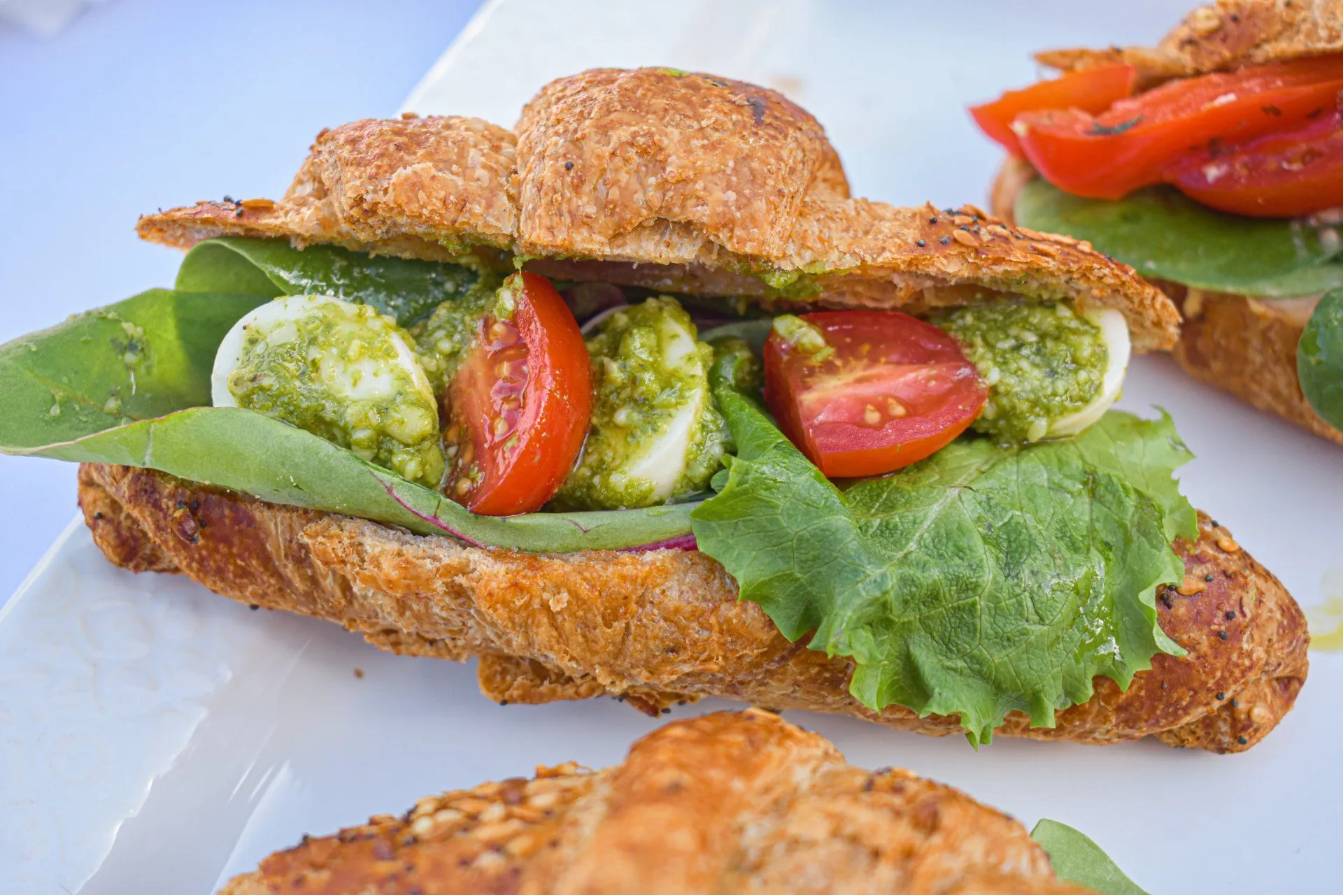 Croissant salado relleno de pesto, tomate cherry y huevo